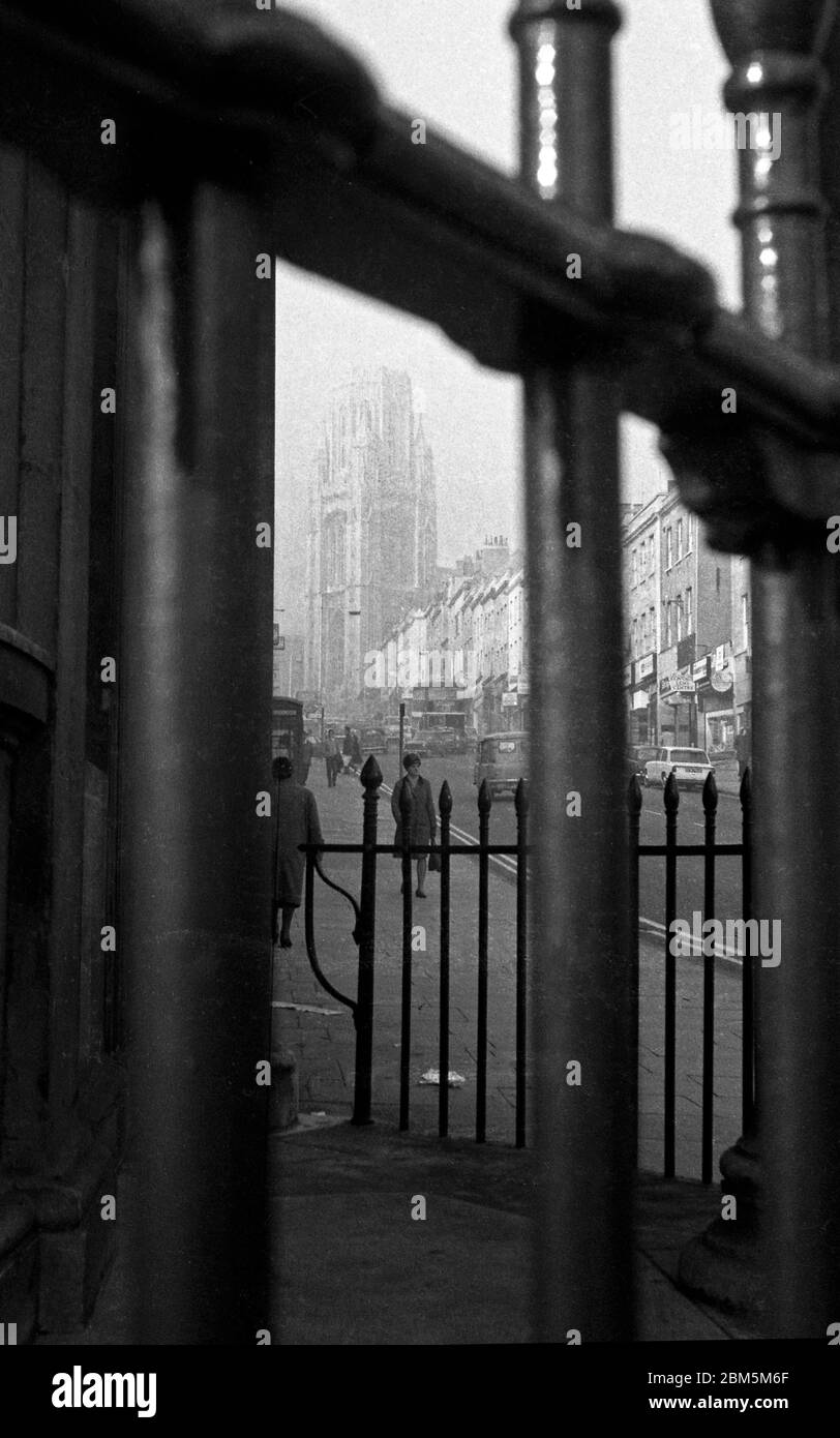 Bristol in the Sixties: A foggy day in November 1968.  Looking up Park Street towards Bristol University’s Wills Memorial Building from the steps of the entrance to the Freemason Hall at 17 Park Street.  The scen includes Bristol Omnibus double-deckers and an old telephone box.  Bristol, Park Street, sixties, Wills Memorial Building, street scene, period 60s Bristol bus, traffic, social history, old Bristol, 60s, 1968, nostalgia, Stock Photo