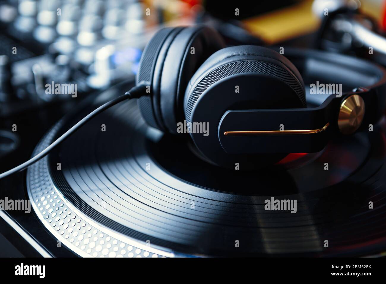 Djs head phones hires stock photography and images Alamy
