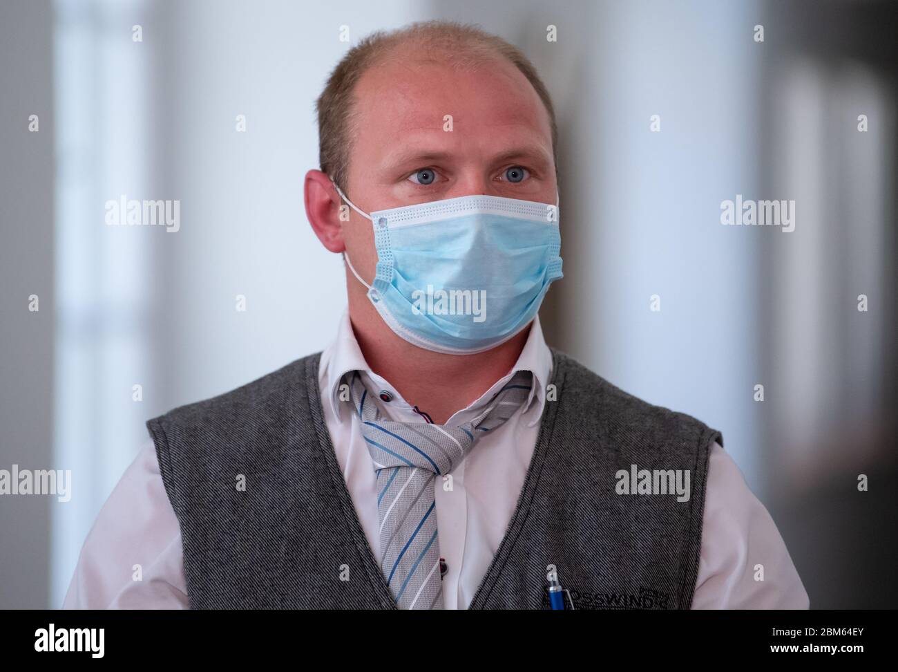 Munich, Germany. 07th May, 2020. Maik Spiering, father of a five-year-old boy, arrives at the Higher Regional Court at the beginning of the trial. The Higher Regional Court is dealing with a claim for damages against a non-medical practitioner. The plaintiff is a five-year-old boy whose mother died of cancer. The boy's father is demanding a total of 170,000 euros for the child. Credit: Sven Hoppe/dpa/Alamy Live News Stock Photo