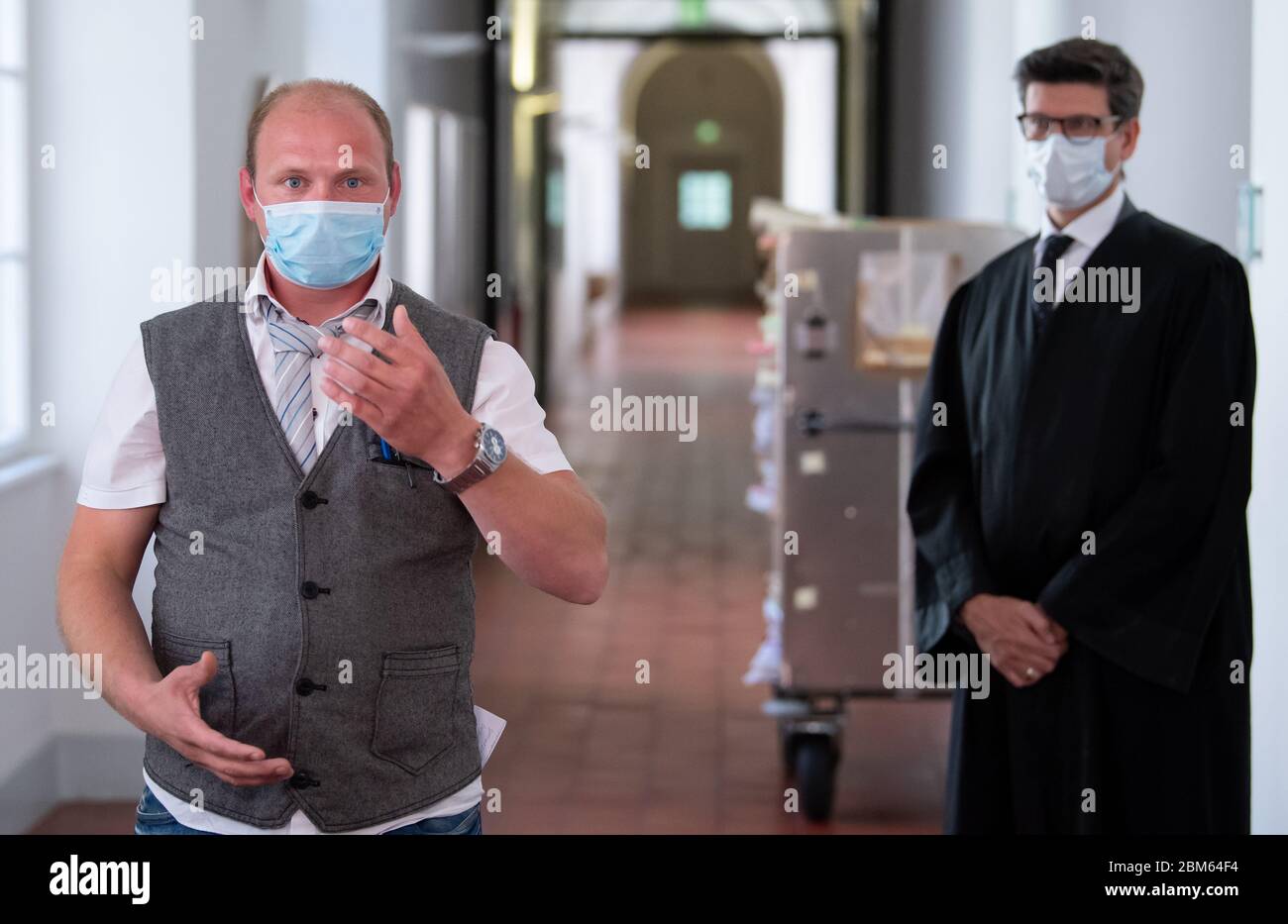 Munich, Germany. 07th May, 2020. Maik Spiering (l), father of a five-year-old boy, arrives at the courtroom together with his lawyer Marcel Vachek before the start of the trial at the Higher Regional Court. The Higher Regional Court is dealing with a claim for damages against a non-medical practitioner. The plaintiff is a five-year-old boy whose mother died of cancer. The boy's father is demanding a total of 170,000 euros for the child. Credit: Sven Hoppe/dpa/Alamy Live News Stock Photo