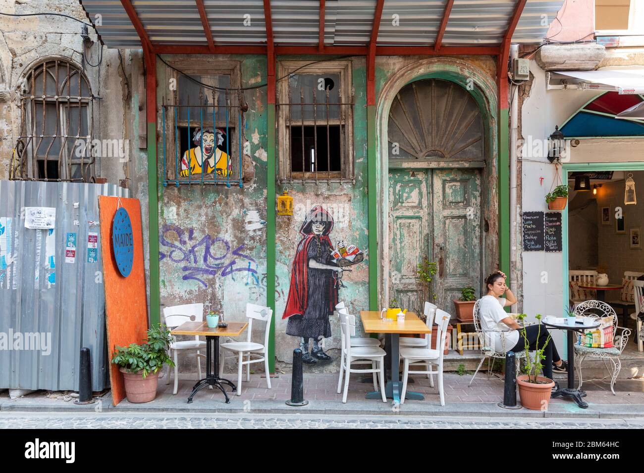 Im schönen Stadtviertel Fener teilen sich Straßencafés und europäisch-türkische Bistros die Straße mit alten Holzhäusern, Istanbul Stock Photo