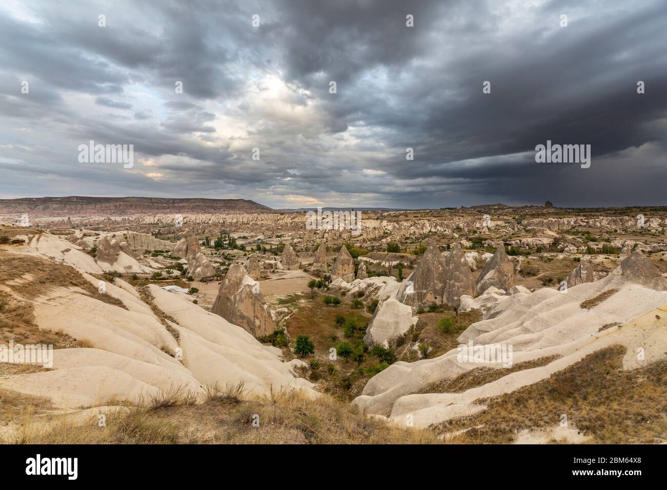 Erodierte Landschaft und Felsentürme bei Göreme, Kappadokien, Anatolien, Türkei Stock Photo