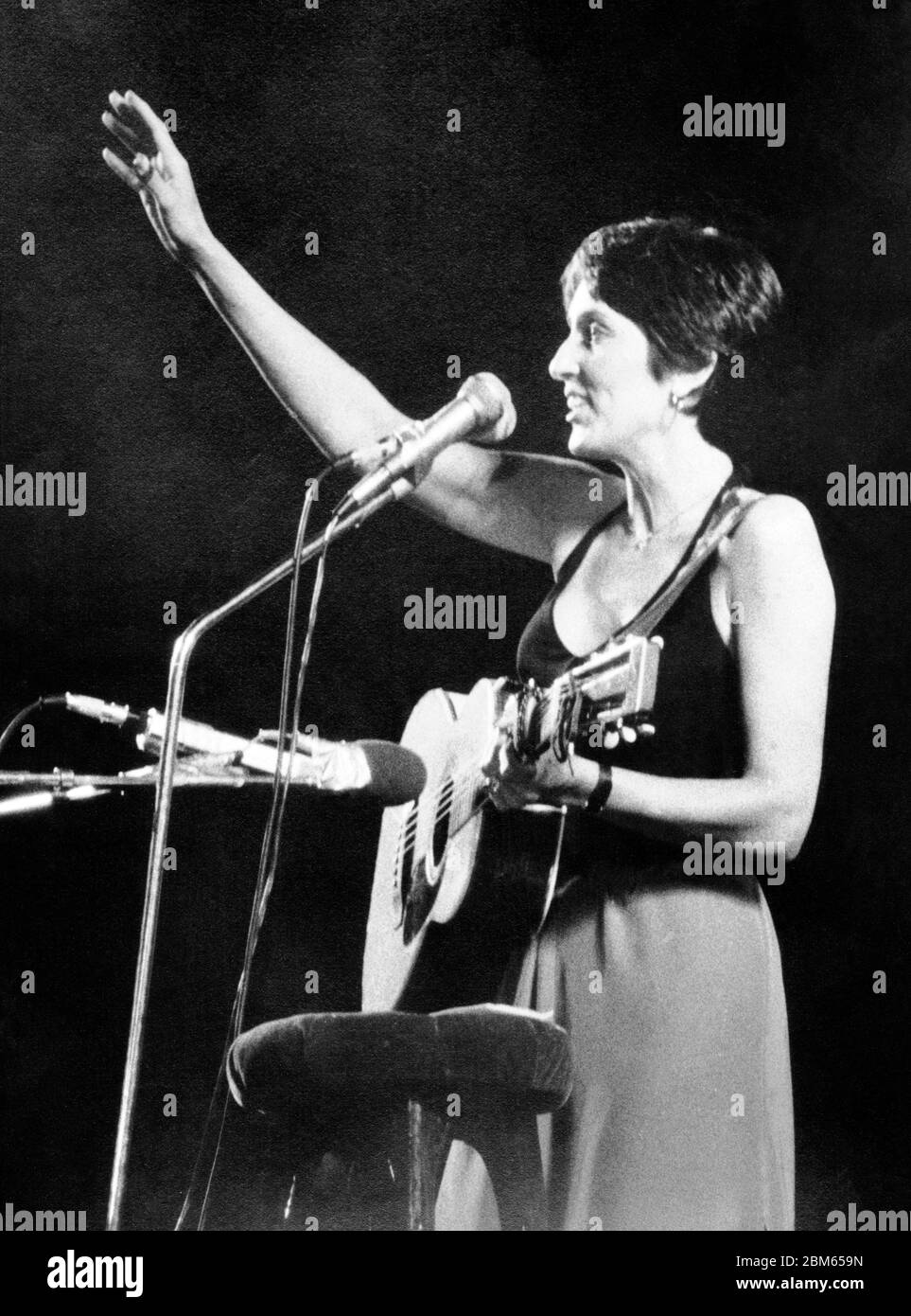 Joan Baez (1941-), cantante de música folk estadounidense, en un concierto celebrado en Barcelona el 1 de agosto de 1980. Stock Photo
