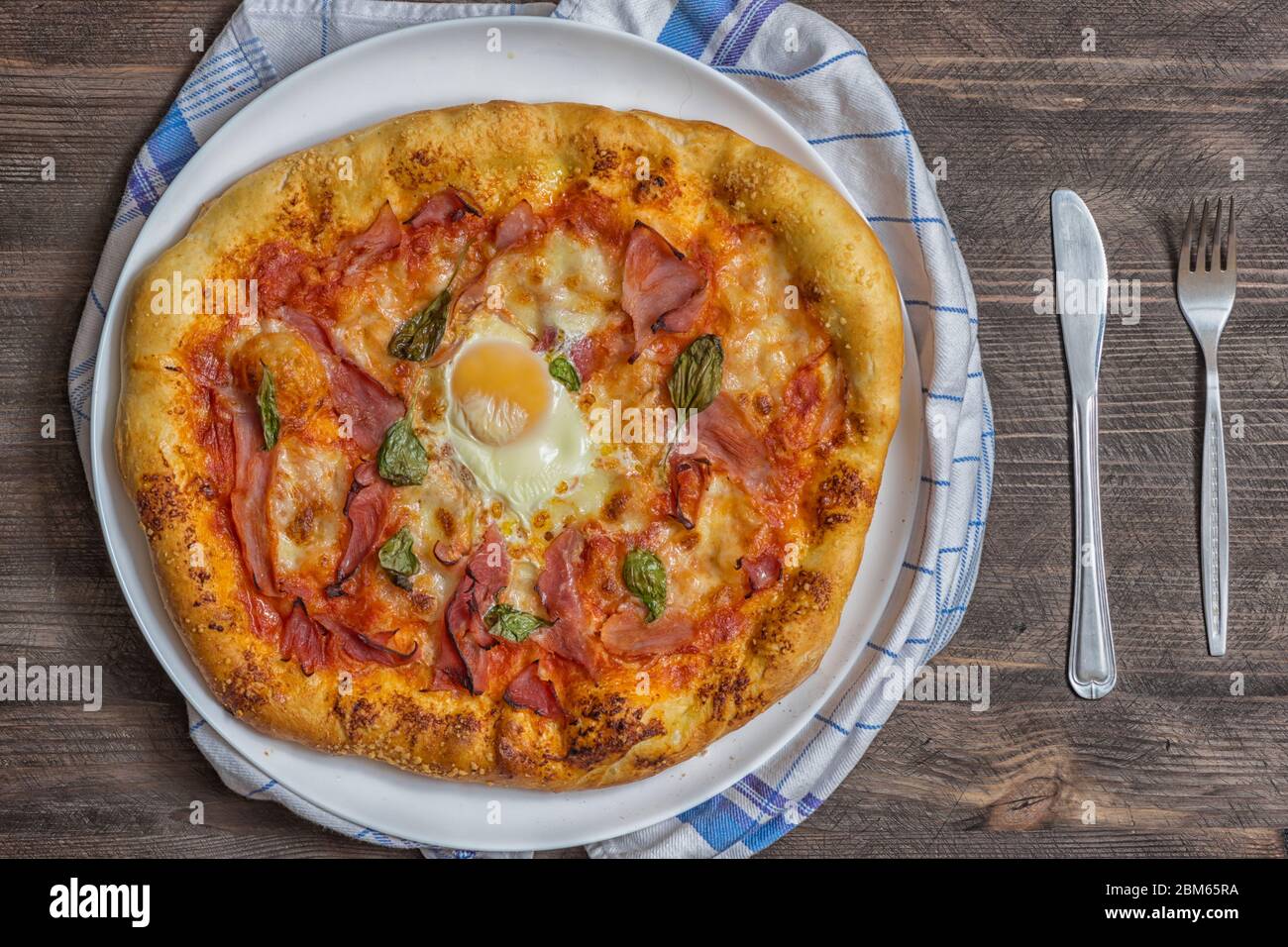 Pizza prosciutto cotto mozzarella egg Stock Photo Alamy
