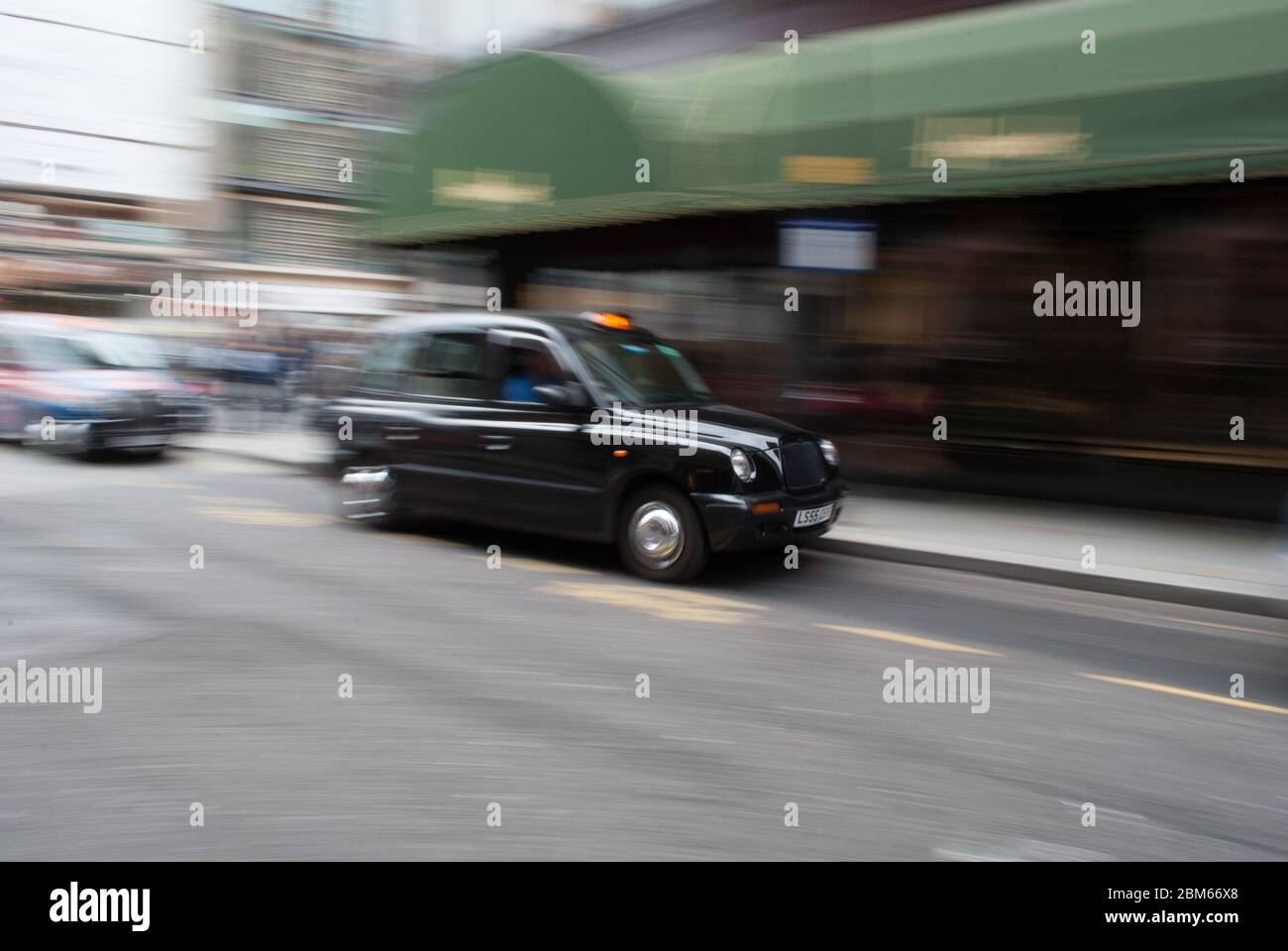 Black Taxi Cab Car Outside Harrods in Knightsbridge, London SW1X Stock Photo