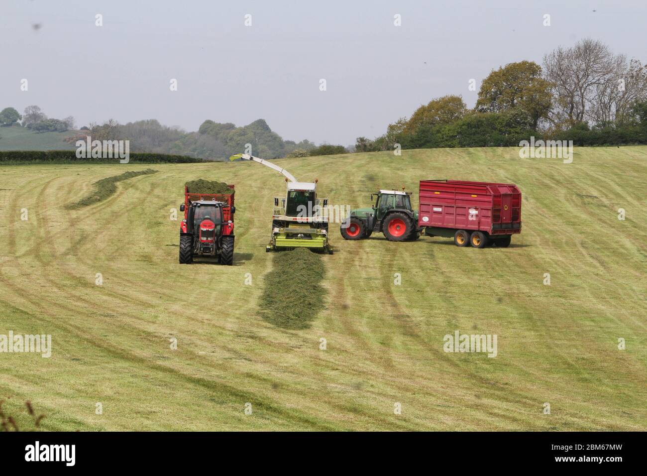 Howardian Hills, Brandsby, North Yorkshire. 7th May 2020. Farmers busy harvesting and collecting silage crop in fine weather across the North of England ahead of the Bank Holiday weekend. Credit: Matt Pennington / Alamy Live News. Stock Photo