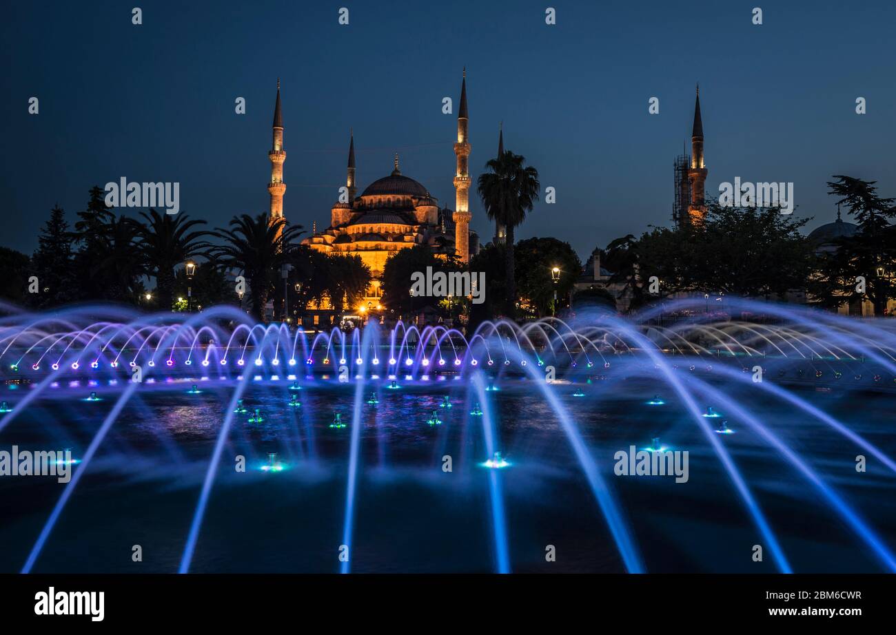Illuminated mosque in Istanbul at nigjt Stock Photo - Alamy