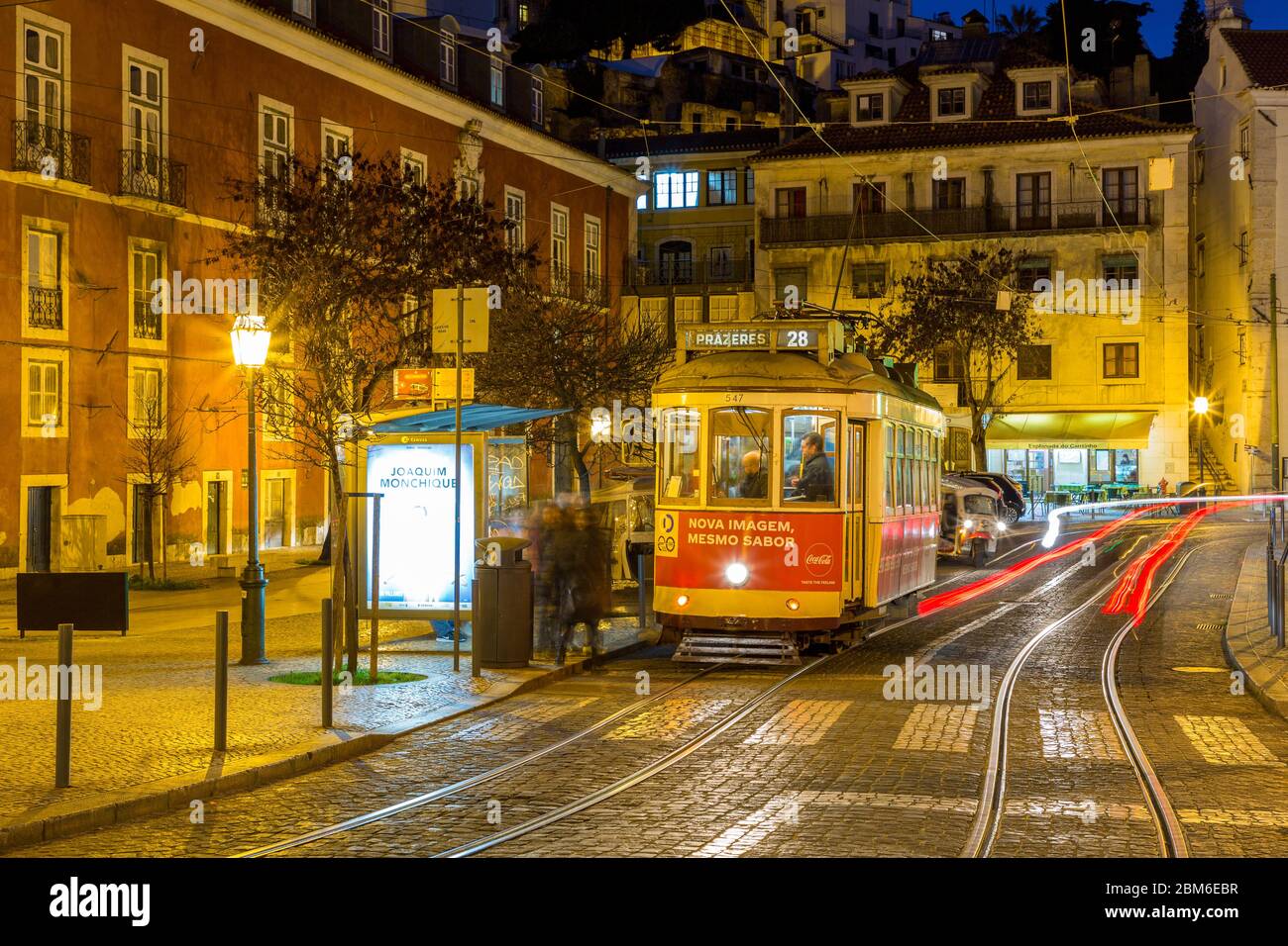 Straßenbahn in der Altstadt Alfama in Lissabon Stock Photo