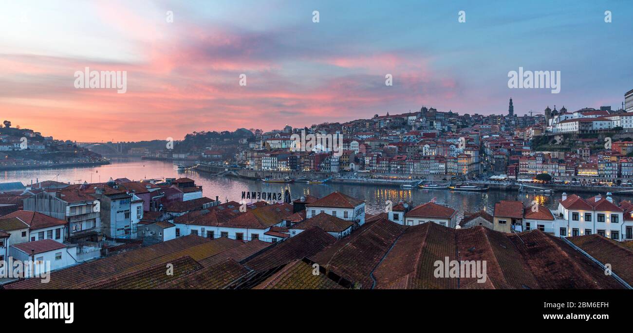 Blick vom Vila Nova de Gaia Viertel auf die Altstadt von Porto, Douro Fluss Stock Photo
