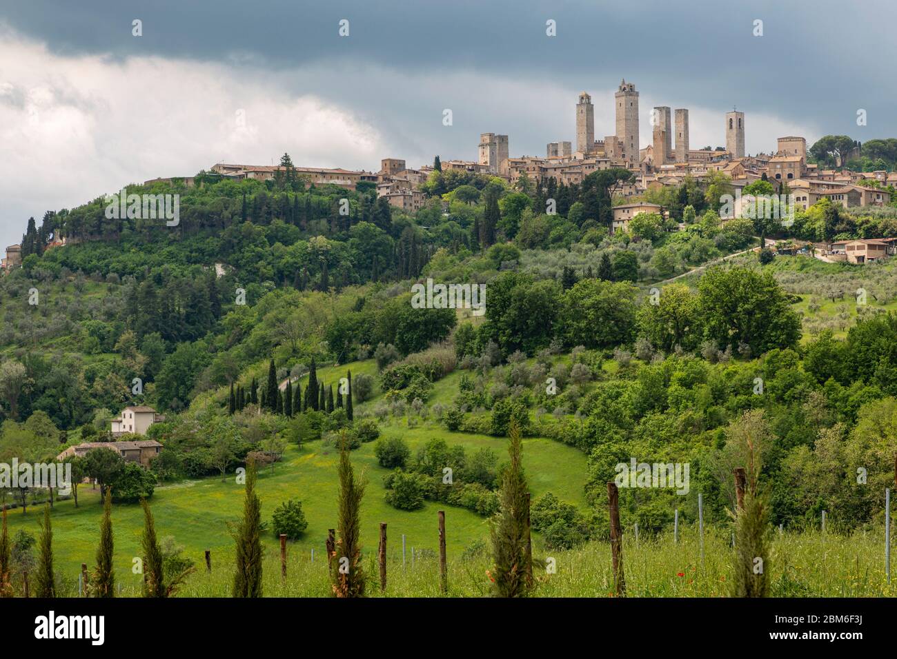 San Gimignano ist eine italienische Kleinstadt in der Toskana mit einem mittelalterlichen Stadtkern. San Gimignano wird auch „Mittelalterliches Manhat Stock Photo
