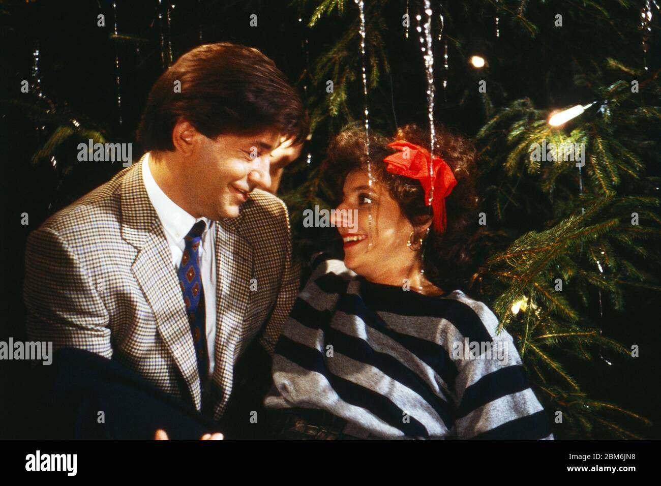 Der Millionenbauer, Fernsehserie, Deutschland 1979 - 1988, Episode: Schöne Bescherung, Darsteller: Hanno Pöschl, Monika Baumgartner Stock Photo