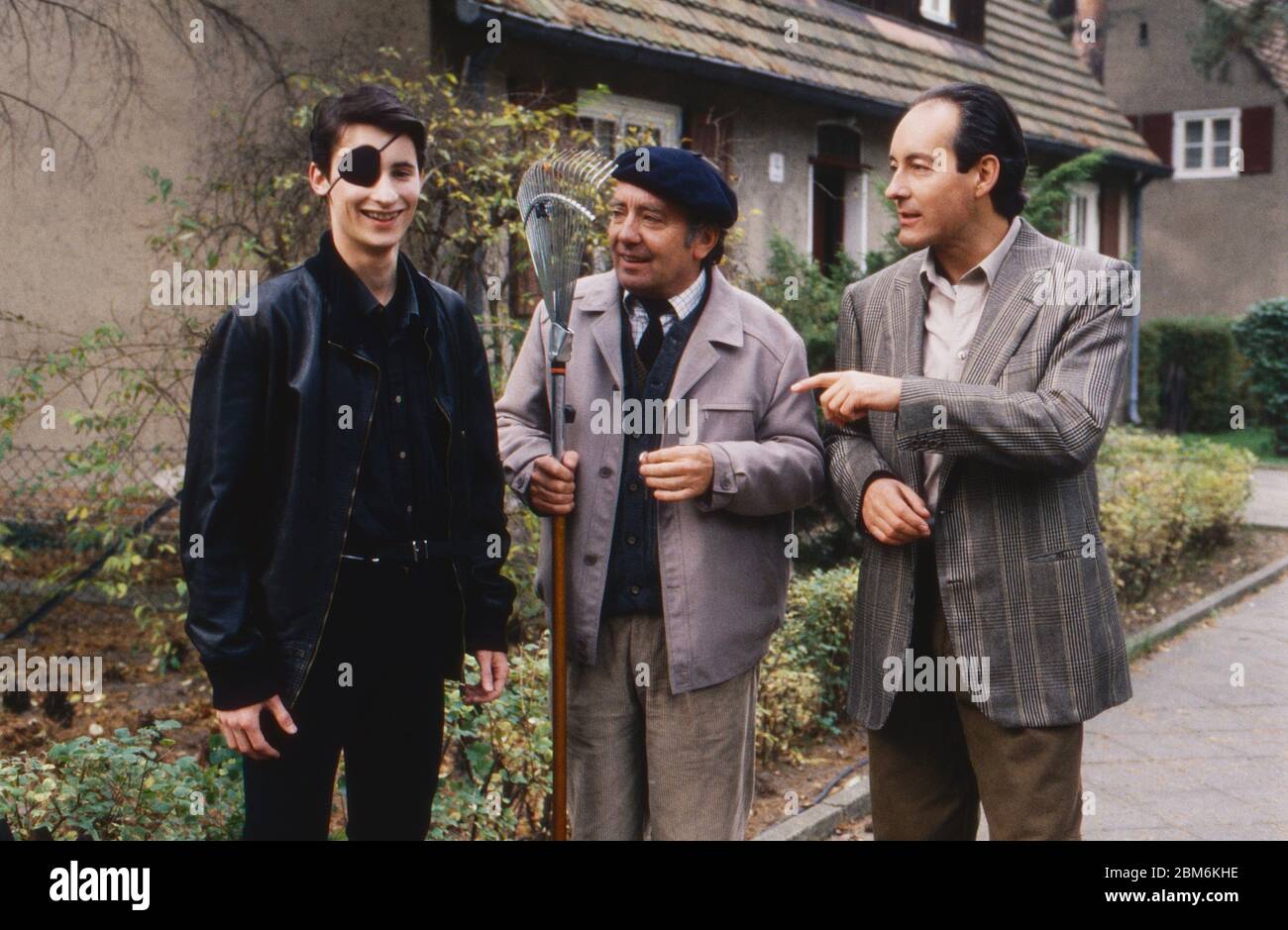 Der Spatzenmörder, Fernsehfilm, Deutschland 1989, Regie: Wolf Gremm, Darsteller: Paul Cabanis, Hans Clarin, Rene Schoneberger. Sparrow Murderer, TV movie, Germany 1989, Director: Wolf Gremm, Cast: Paul Cabanis, Hans Clarin, Rene Schoneberger Stock Photo