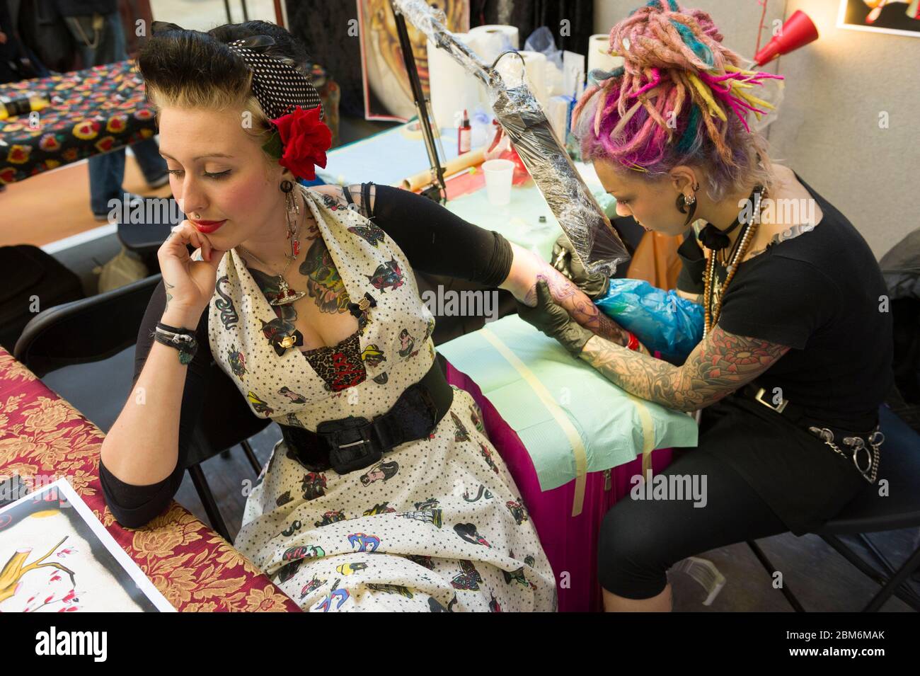 Woman being tattooed hires stock photography and images Alamy