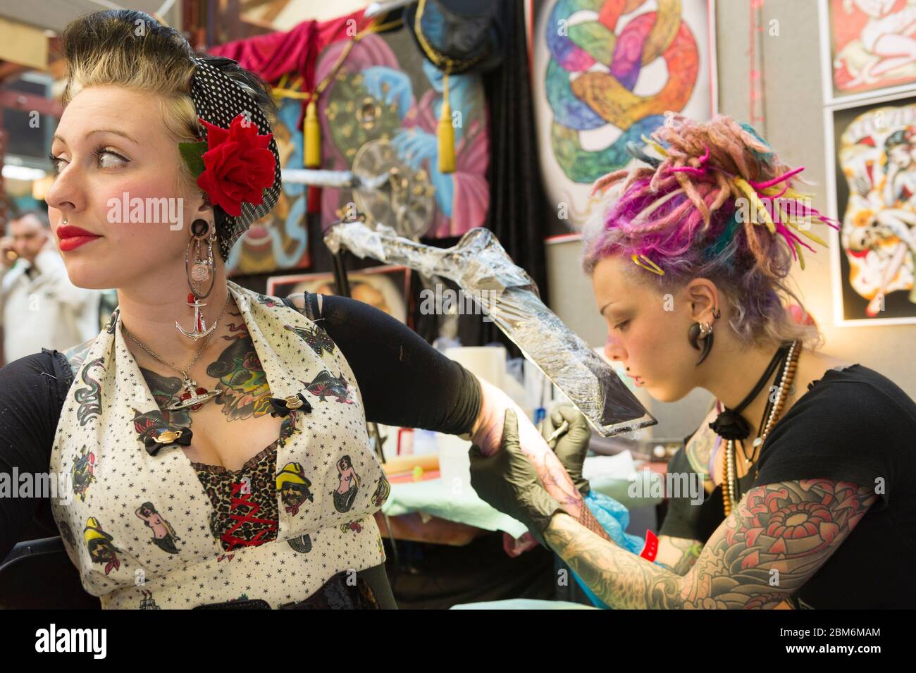 Woman being tattooed hires stock photography and images Alamy