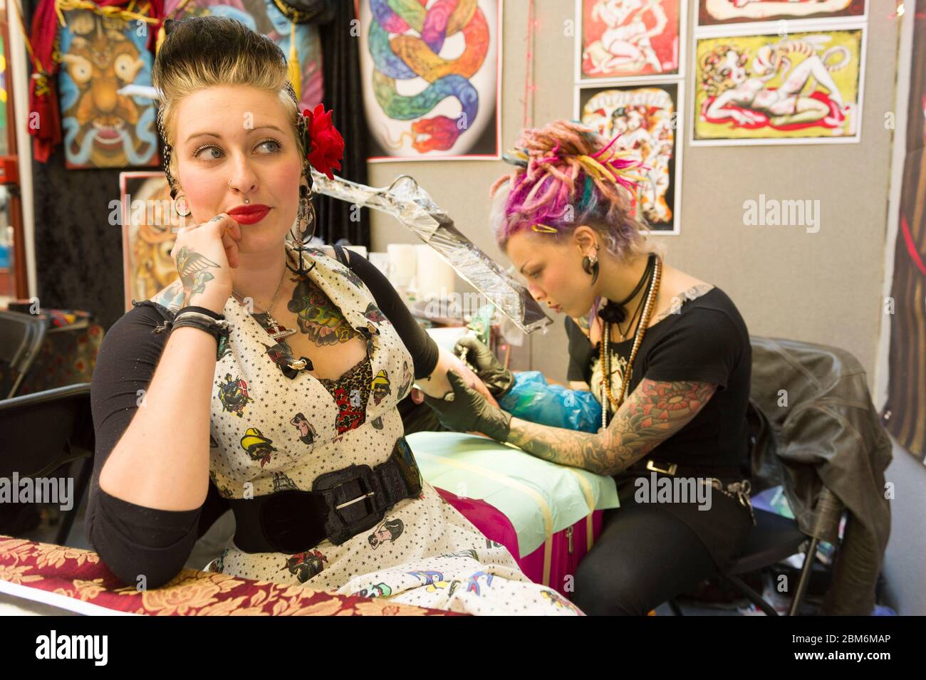 Woman being tattooed hires stock photography and images Alamy