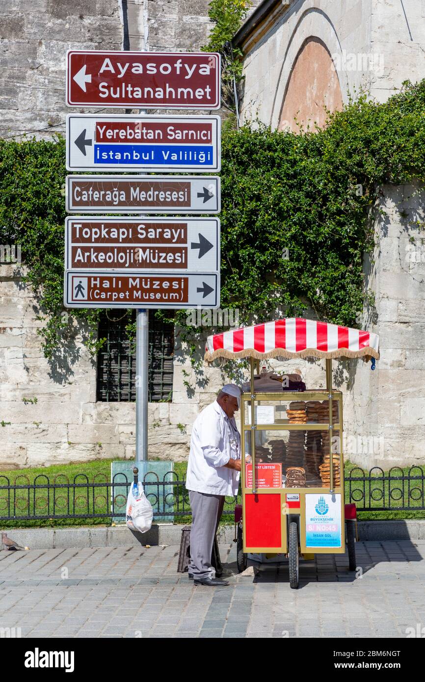 Imbiss Stand verkauft Simit, mit Sesam bestreute Brotkringel, Istanbul Stock Photo