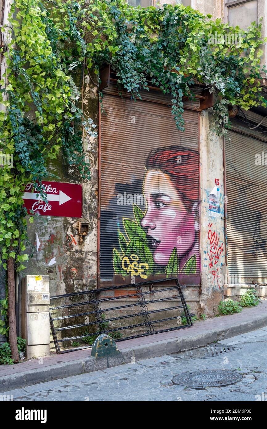 Im schönen Stadtviertel Fener teilen sich Straßencafés und europäisch-türkische Bistros die Straße mit alten Holzhäusern, Istanbul Stock Photo