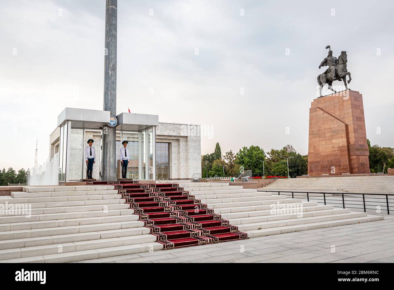 Manas Reiterstandbild und Nationalmuseum an der Nordseite des Alatoo-Platzes, Bischkek, Kirgisistan Stock Photo