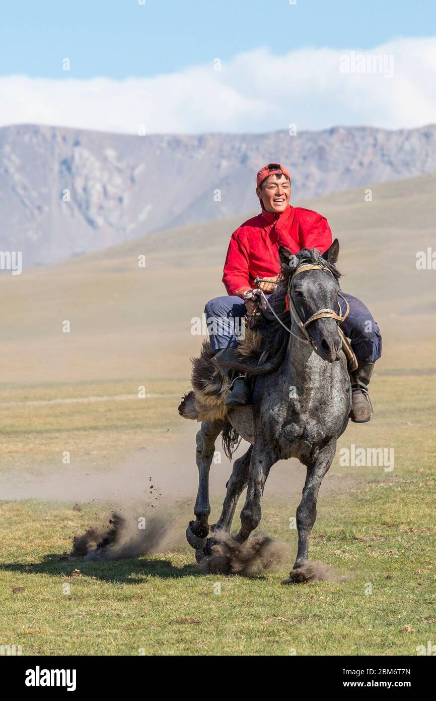 Buzkaschi ist ein traditionelles Reiterspiel in Afghanistan und anderen persisch- und turksprachigen Teilen Zentralasiens. In Kirgisistan ist es ein N Stock Photo