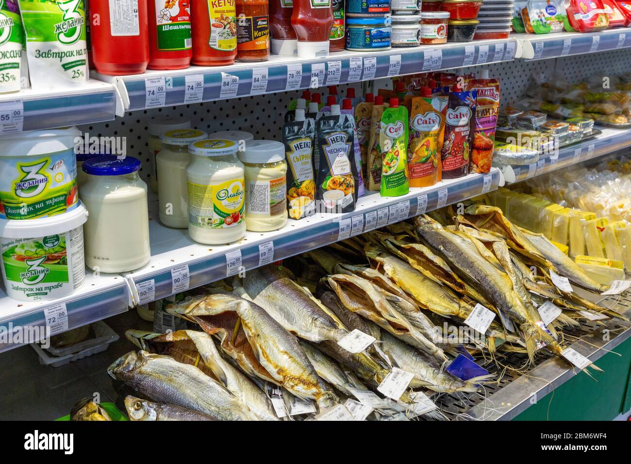 Getrockneter Fisch und Waren in Auslage in einem Supermarkt, Karakol, Kirgisistan Stock Photo