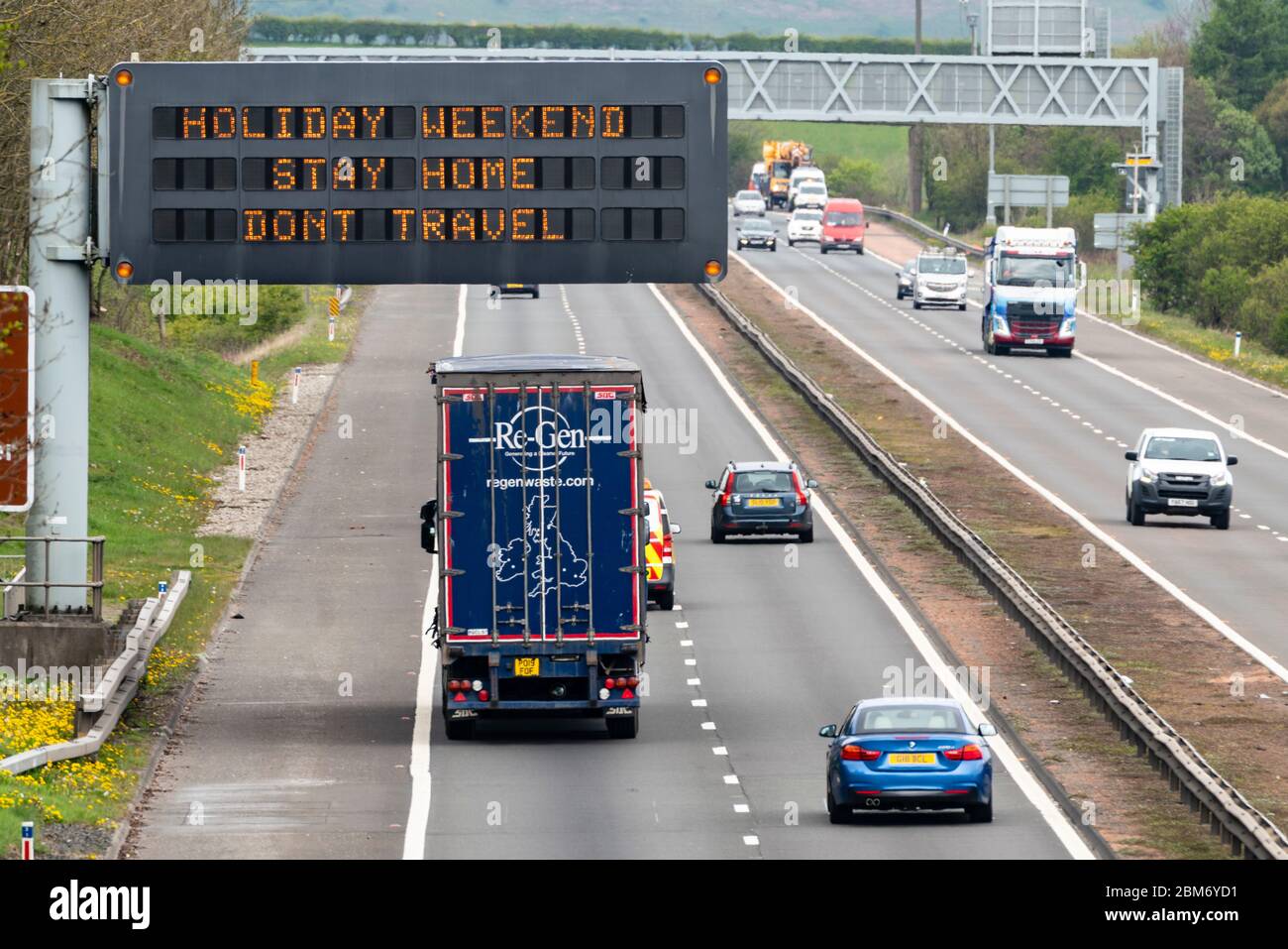 Dunfermline, Scotland, UK. 7 May 2020. Afternoon traffic on M90 in Fife noticeably heavier than normal during coronavirus lockdown. Warning sign telling motorists to stay home over holiday weekend. Iain Masterton/ Alamy Live News. Stock Photo