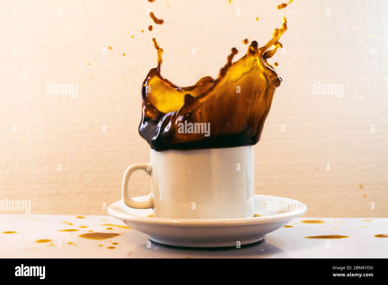splash de cafe con fondo blanco Stock Photo