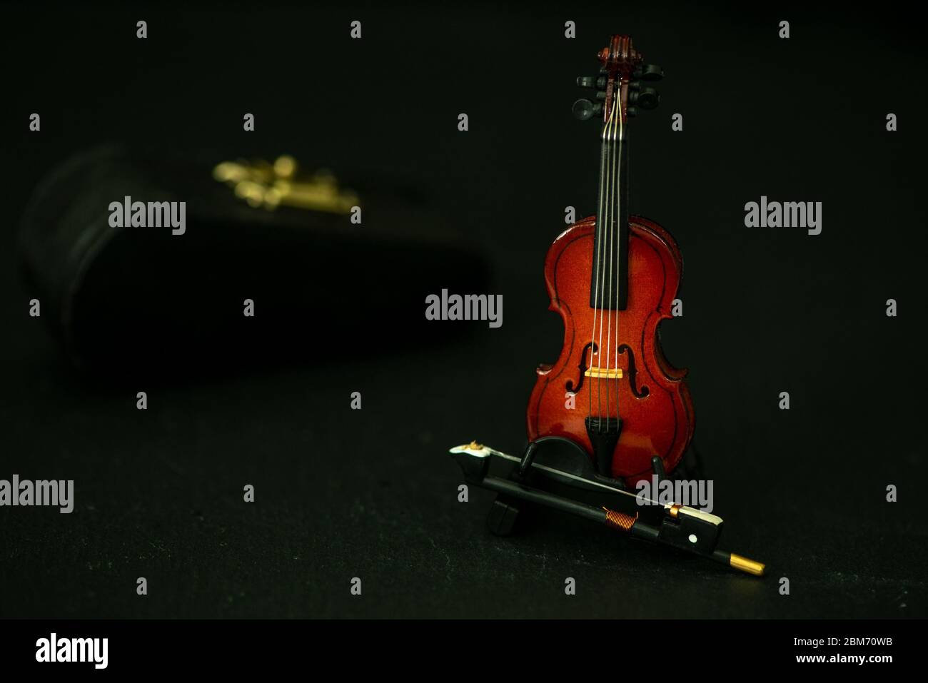 Toy violin miniature against black background and violin case, horizontal  composition - the music will begin Stock Photo - Alamy