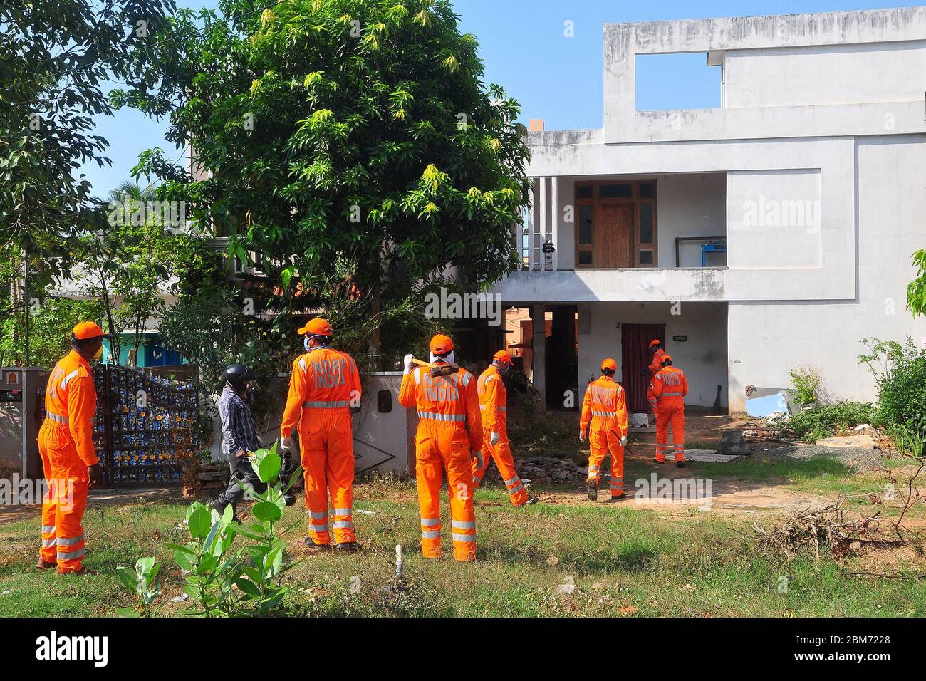 Andhra Pradesh, India. 7th May, 2020. Members of the National Disaster Response Force (NDRF) work after a gas leakage at the 'LG Polymers' chemical plant in the Vishakhapatnam district of Andhra Pradesh, India, May 7, 2020. The death toll in Thursday's gas leak incident in India's southern state Andhra Pradesh has risen to 11, confirmed Director General of the National Disaster Response Force (NDRF) S.N. Pradhan while addressing media persons in Delhi. Credit: Str/Xinhua/Alamy Live News Stock Photo