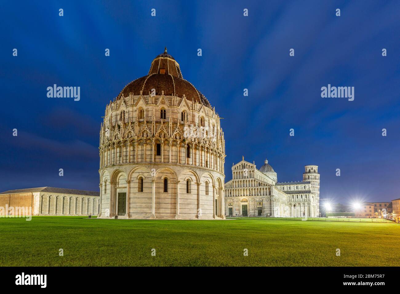 Baptisterium, Dom Santa Maria Assunta und Campanile (Schiefer Turm), Piazza del Duomo, Pisa, Toskana, Italien Stock Photo
