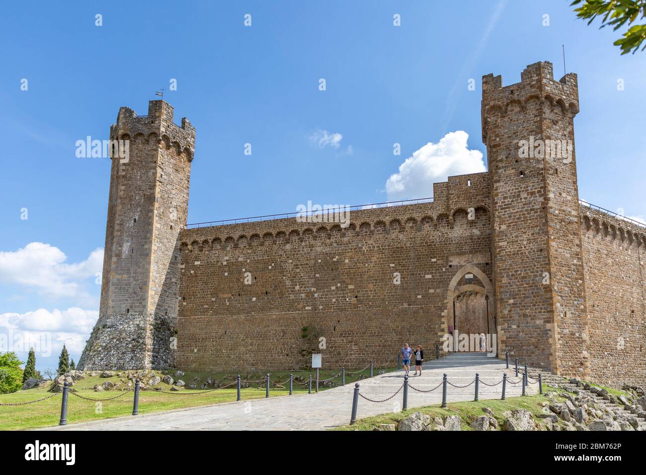 Auf der Mauerkrone der Fortezza di Montalcino lässt sich entlang spazieren und das weite Panorama genießen Stock Photo