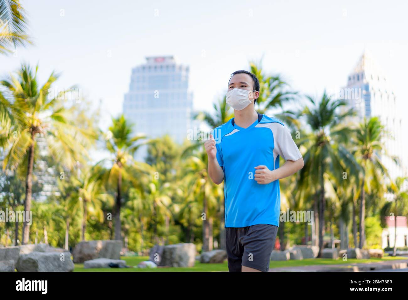 Man wearing face mask social distancing hi-res stock photography and ...