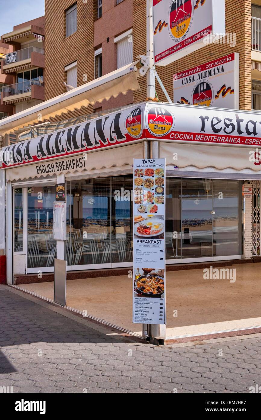 Benidorm, Alicante Spanien, 4.5.2020, Coronakrise: geschlossenes deutsches  Restaurant „Casa Alemana“ an der Strandpromenade. Stock Photo