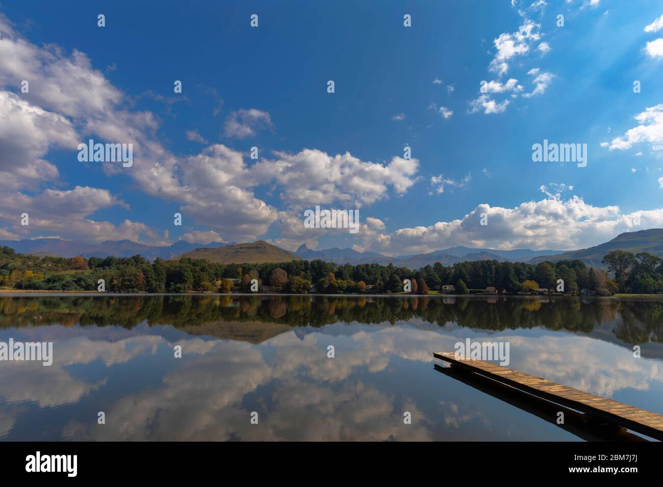 Golden colors and lake reflection hi-res stock photography and images ...