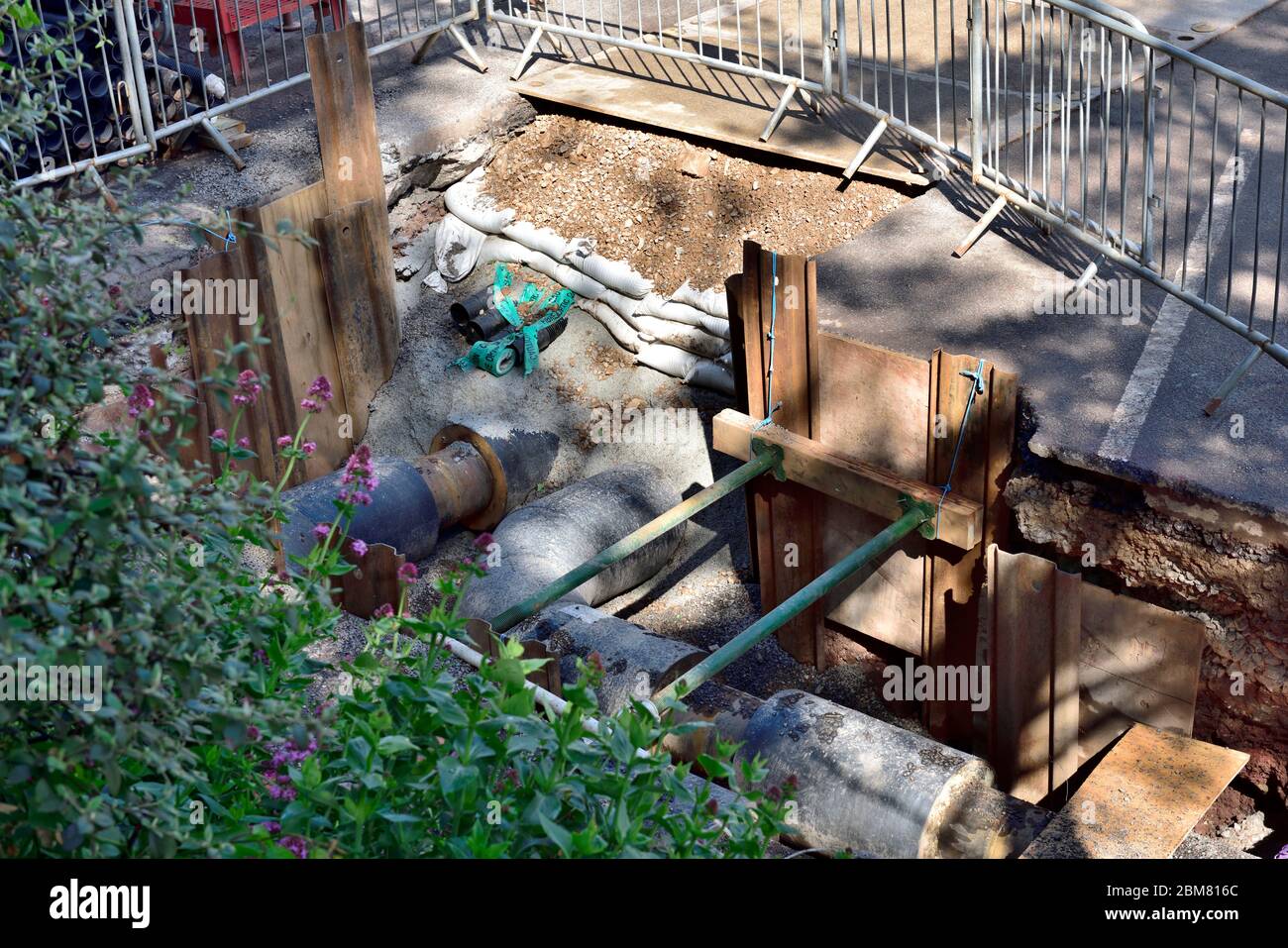 Instillation of insulated district heating pipes in trench along with