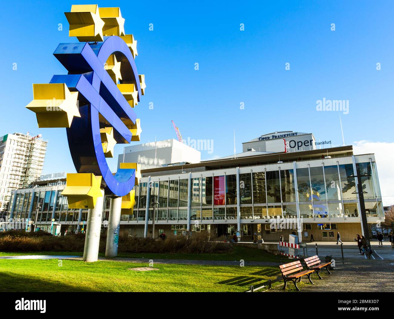 Euro currency symbol and the Opern-und-Schauspielhaus at the Willy-Brandt-Platz in the centre of Frankfurt am Main, Germany. Stock Photo