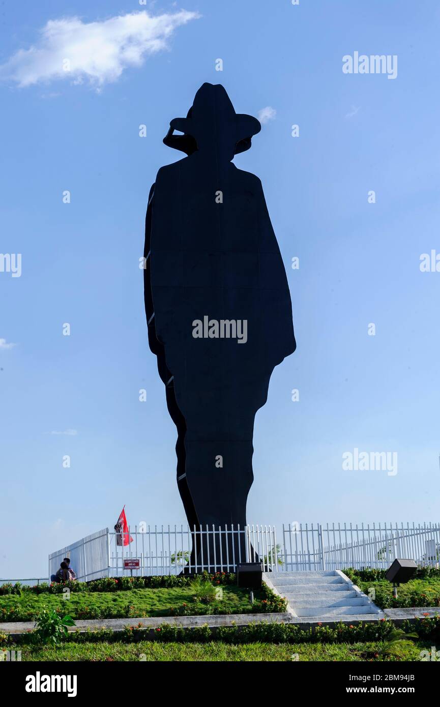 Nicaragua, Central America, Managua. Man in black, Augusto Sandino , a Nigaraguan general, with tree of life sculptures. Stock Photo