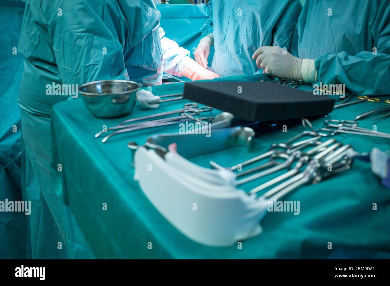 Время операции c. Приборы врачей операционной. Обеспечение операционной инструментами. Врачи с приборами будущего.