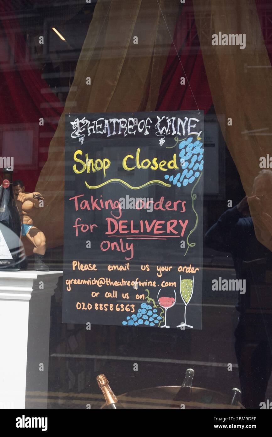 Wine shop announcing lockdown Stock Photo Alamy