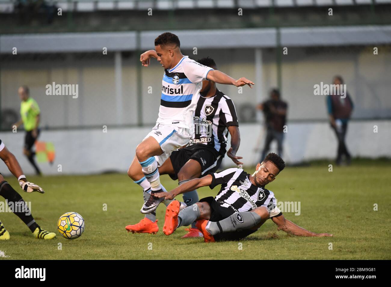 Breaks his leg hires stock photography and images Alamy