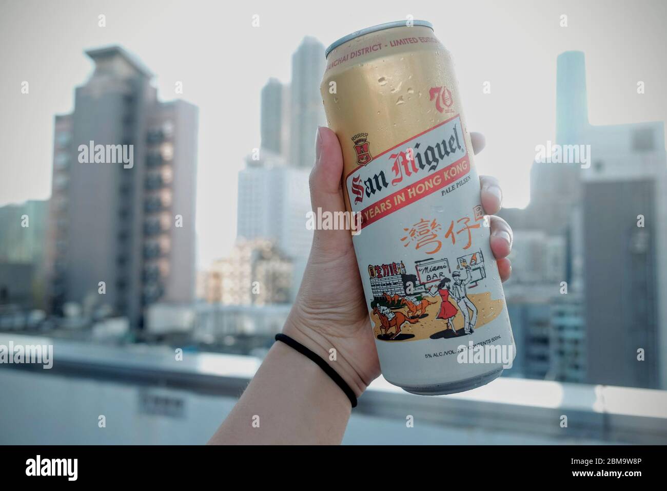 Hong Kong beer in hand Stock Photo Alamy