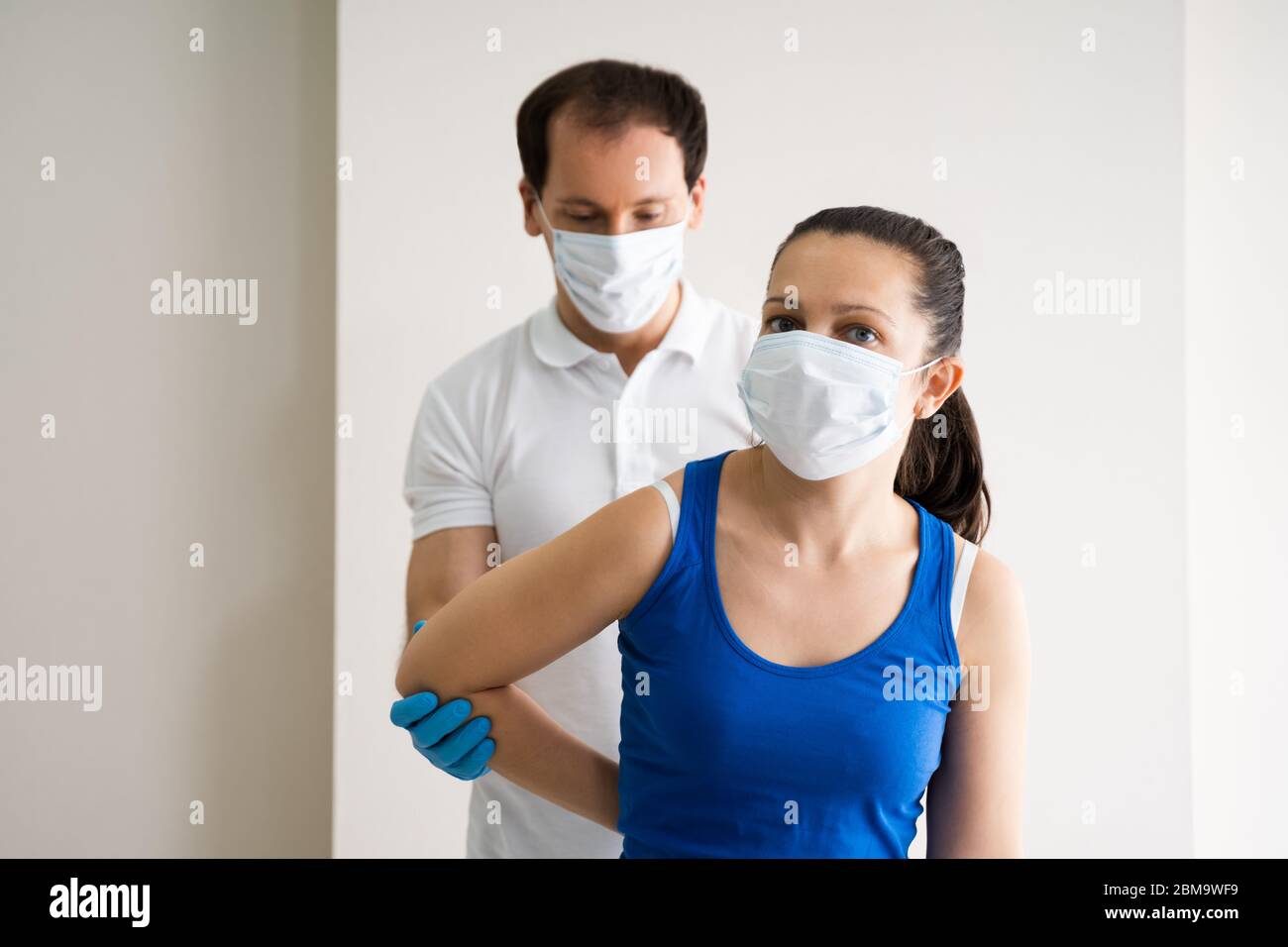 https://c8.alamy.com/comp/2BM9WF9/physio-therapy-physical-trainer-in-face-mask-2BM9WF9.jpg