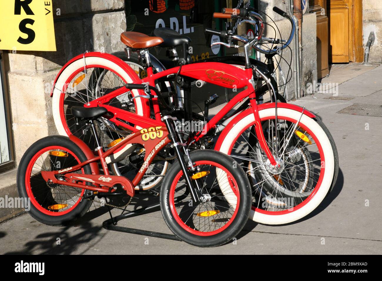 ensom Mesterskab Spænde Bordeaux , Aquitaine / France - 10 23 2019 : shop sell rent Electra bicycles  outdoors for sale bike industry accessories us american trend vintage Stock  Photo - Alamy