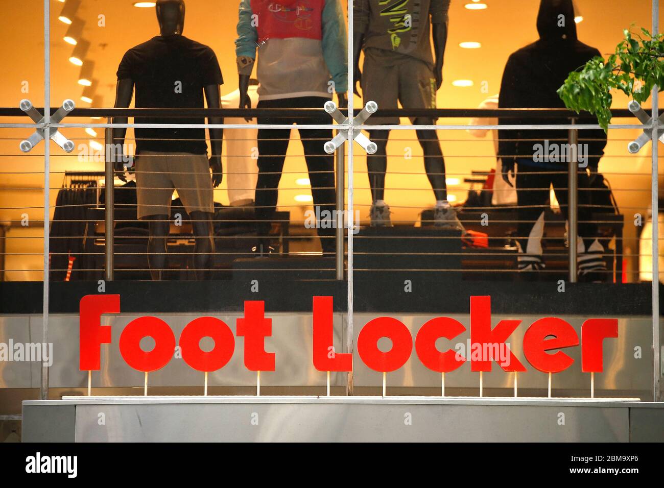 Foot locker logo hi-res stock photography and images - Alamy
