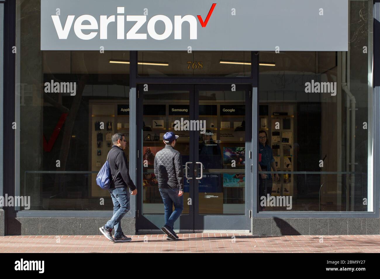 Verizon logo hires stock photography and images Alamy