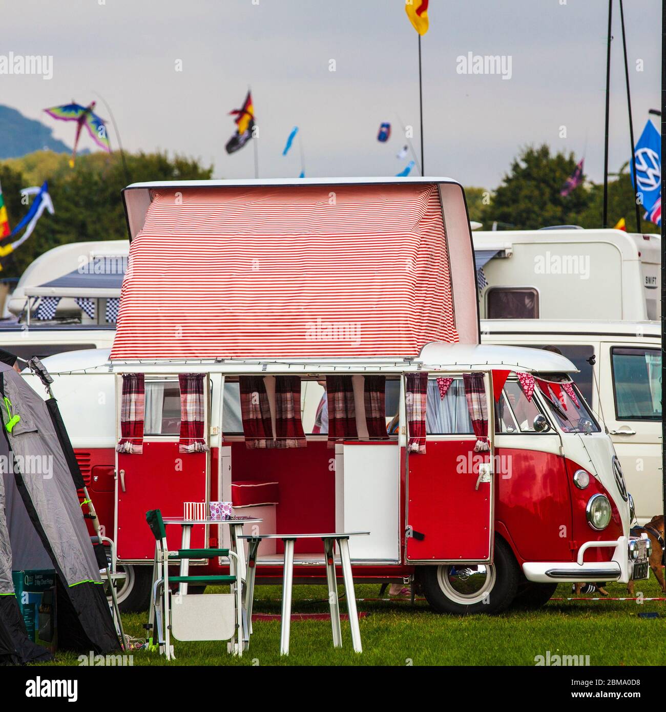 Historischer VW Bus T1 in Camperausstattung mit Devon-Aufstelldach Stock Photo