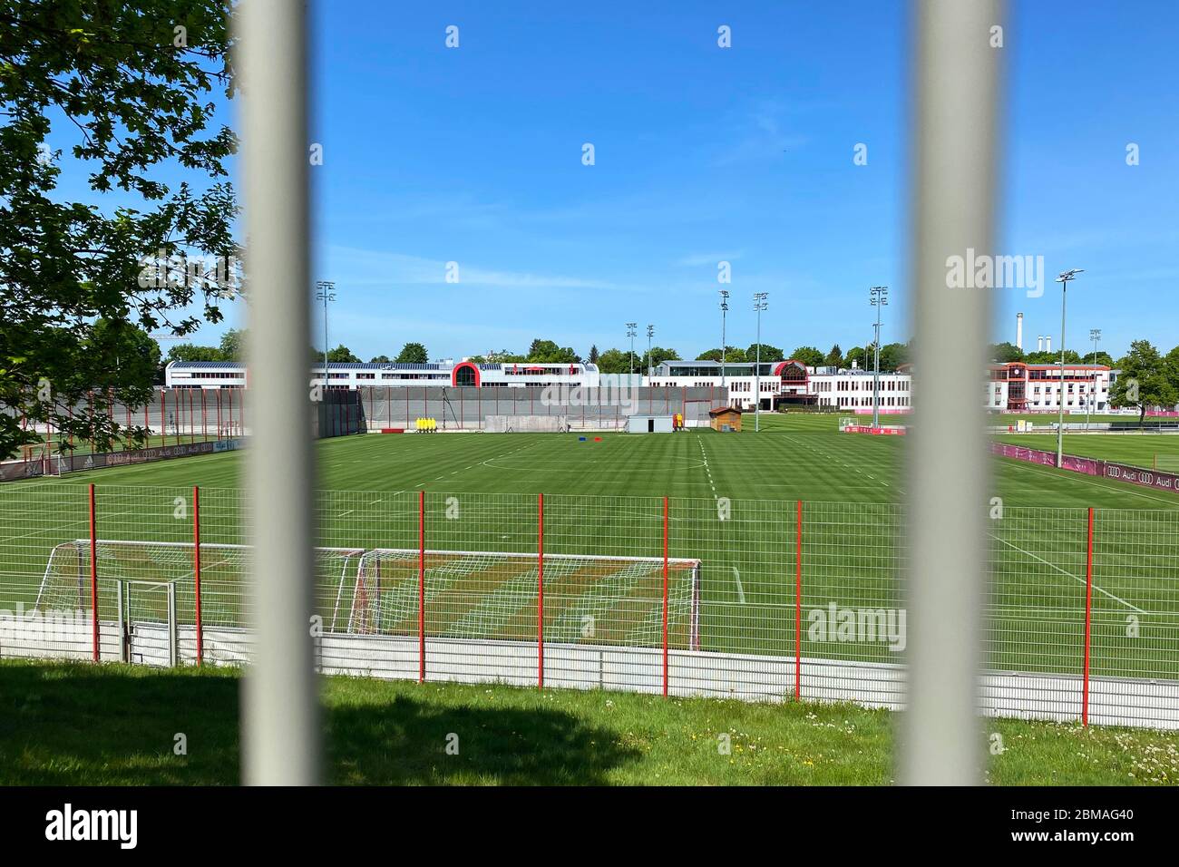 Munich Deutschland 08th May 2020 Fc Bayern Closes Off Curious Glances Behind Curtains Fc Bayern Munich