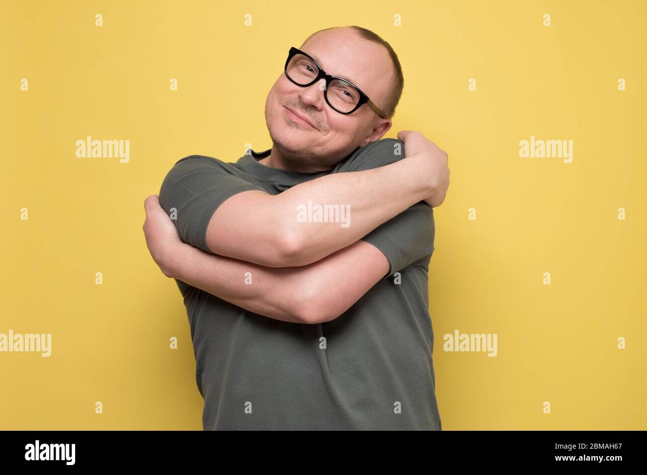 Мужчина рассказывает. Keeping himself. Расстроенный человек. Генри кавилл. Генри кавилл и его девушка.