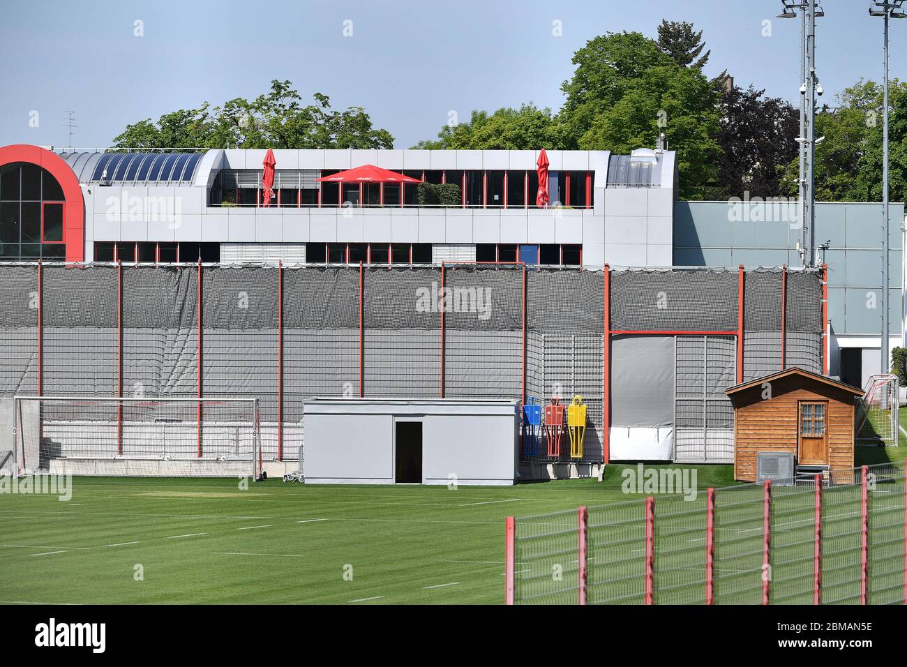 Munich Deutschland 08th May 2020 Fc Bayern Closes Off From Prying Eyes Behind Curtains Fc Bayern