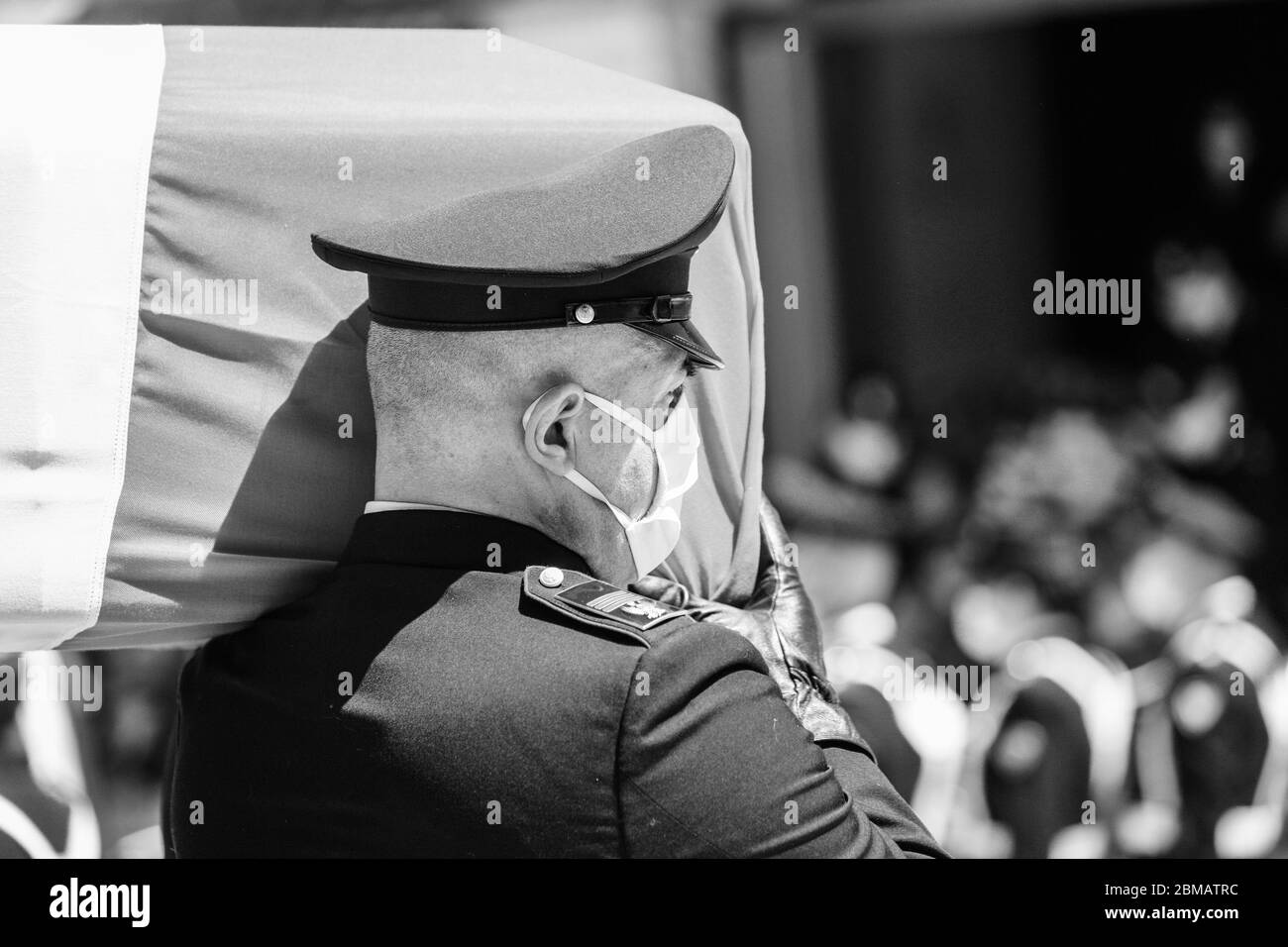 Naples, Campania, Italy. 8th May, 2020. Italy 08/05/2020, Naples, Secondigliano district. The funeral of police officer Pasquale Apicella, killed a week ago while on duty by Roma, was held this morning. The highest national and city authorities took part in the funeral celebration as a ministry of the interior of Lamorgese, chief of police Gabrielli, prefect of Naples Giuliano, mayor De Magistris and President De Luca. Credit: Fabio Sasso/ZUMA Wire/Alamy Live News Stock Photo