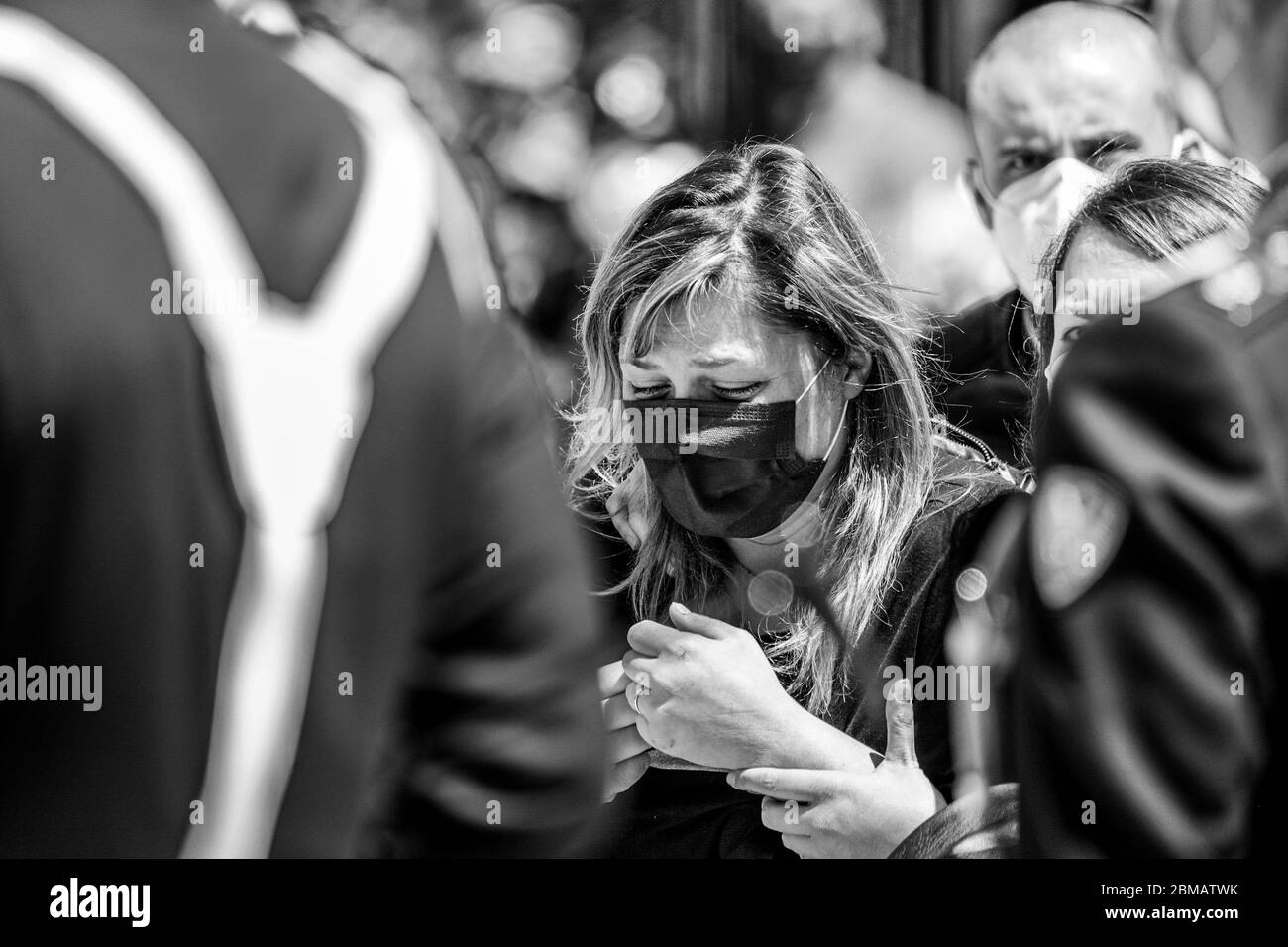 Naples, Campania, Italy. 8th May, 2020. Italy 08/05/2020, Naples, Secondigliano district. The funeral of police officer Pasquale Apicella, killed a week ago while on duty by Roma, was held this morning. The highest national and city authorities took part in the funeral celebration as a ministry of the interior of Lamorgese, chief of police Gabrielli, prefect of Naples Giuliano, mayor De Magistris and President De Luca. Credit: Fabio Sasso/ZUMA Wire/Alamy Live News Stock Photo